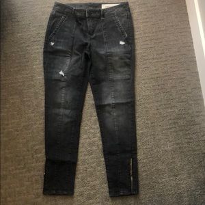 Black zipper accent jean
